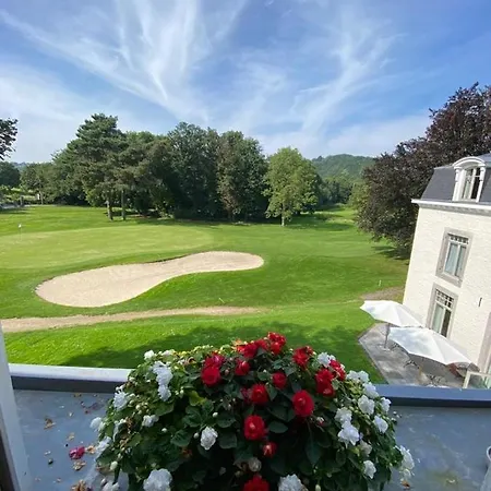 La Et Le Du Chateau Du Golf De Bernalmont 住宿加早餐酒店 列日
