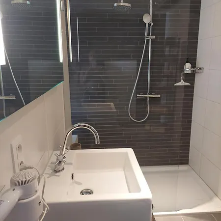 ベッド・アンド・ブレックファスト La Et Le Du Chateau Du Golf De Bernalmont リエージュ