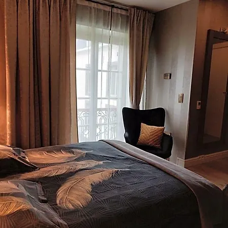 La Et Le Du Chateau Du Golf De Bernalmont Bed & Breakfast