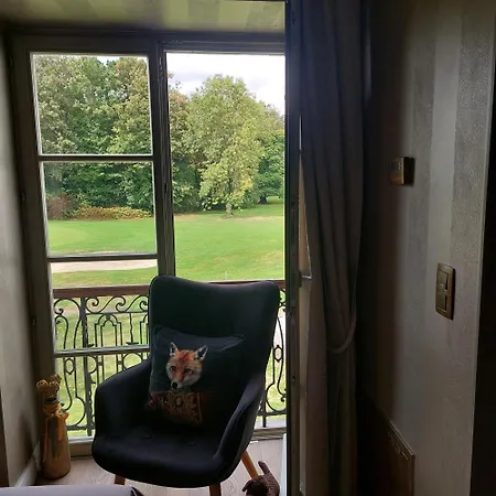 La Chambre Du Chateau Du Golf De Bernalmont 住宿加早餐酒店