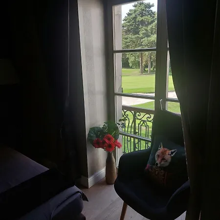 La Chambre Du Chateau Du Golf De Bernalmont 住宿加早餐酒店 列日