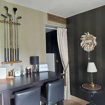 La Chambre Du Chateau Du Golf De Bernalmont 住宿加早餐酒店